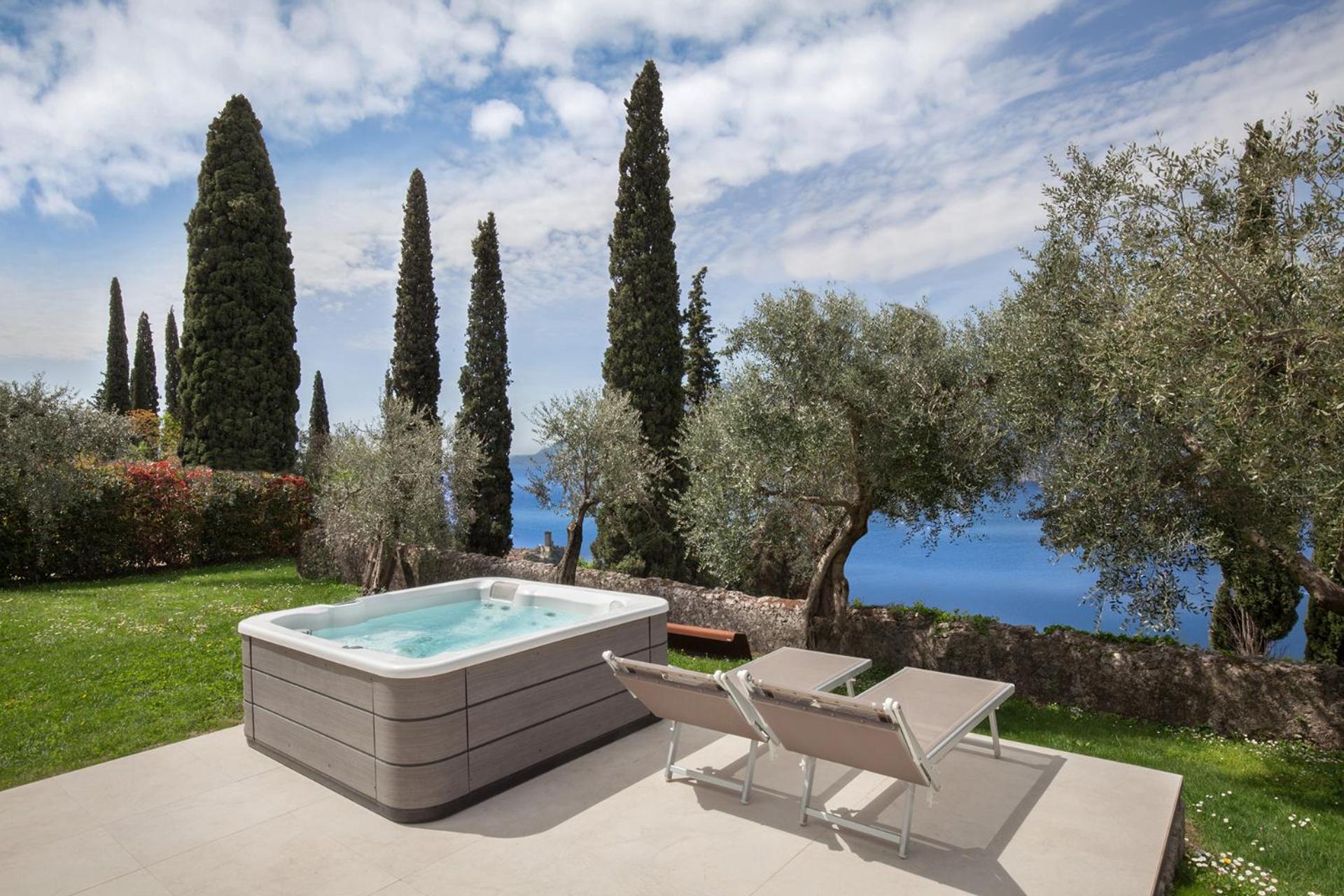 Villa Cipressi - Luxuri Lounge - Мальчезине Экстерьер фото